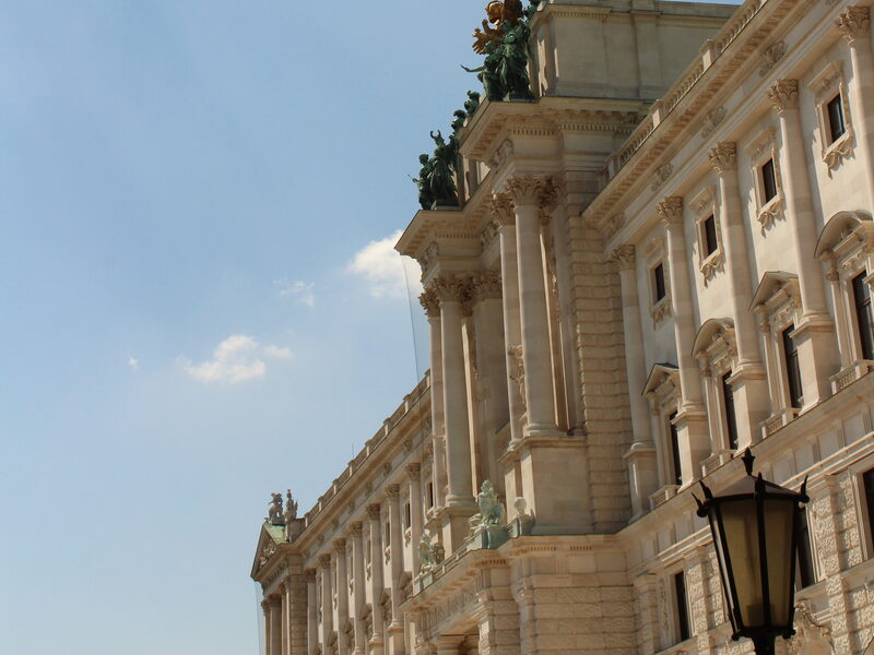El Hofburg de Viena bajo el cielo azul
