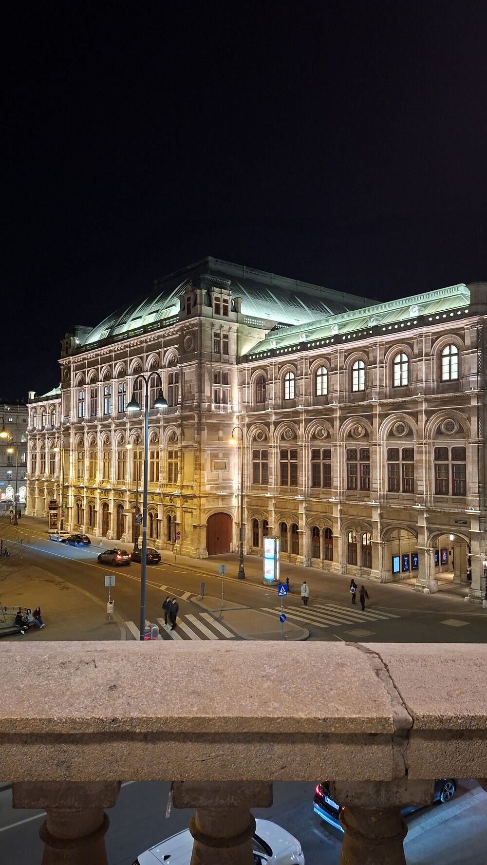 La Ópera de Viena iluminada