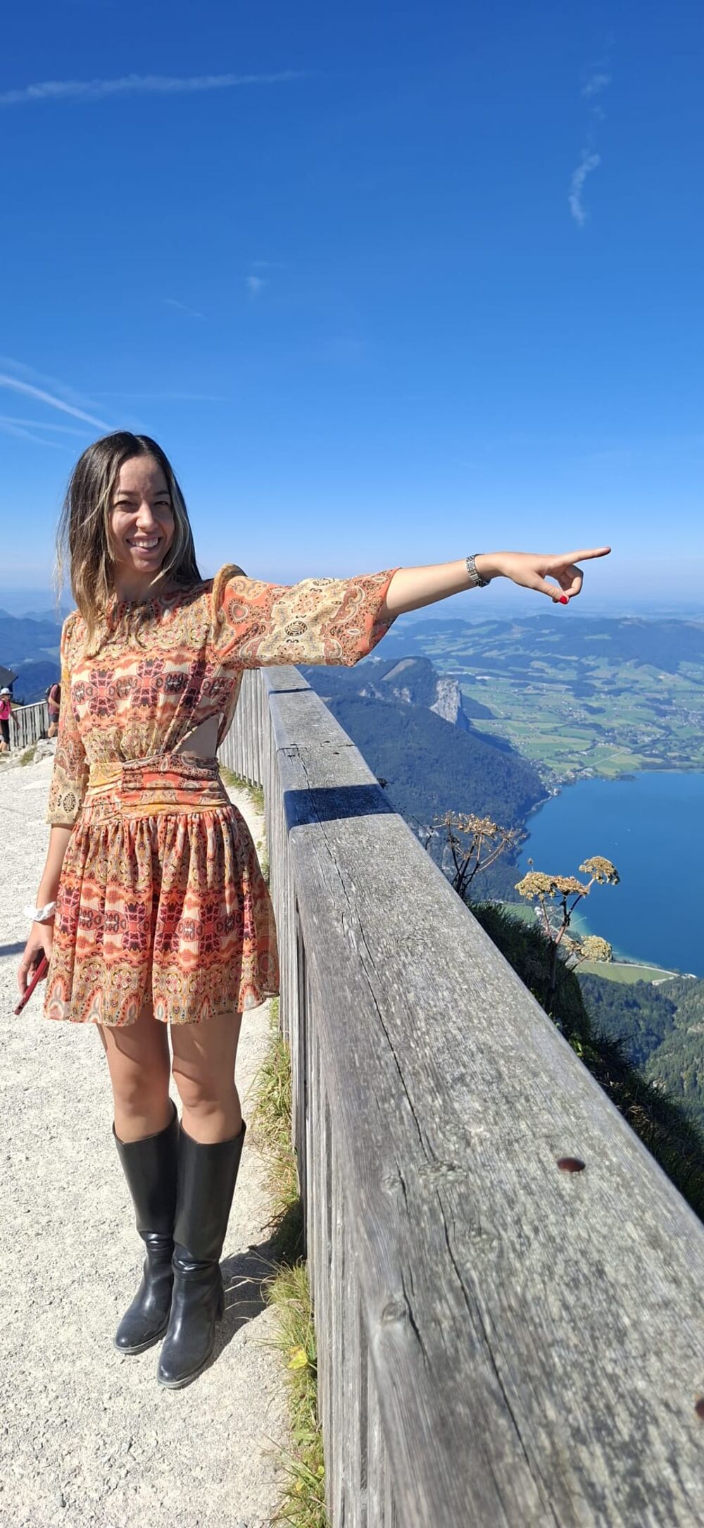 Mirador sobre un lago alpino austríaco