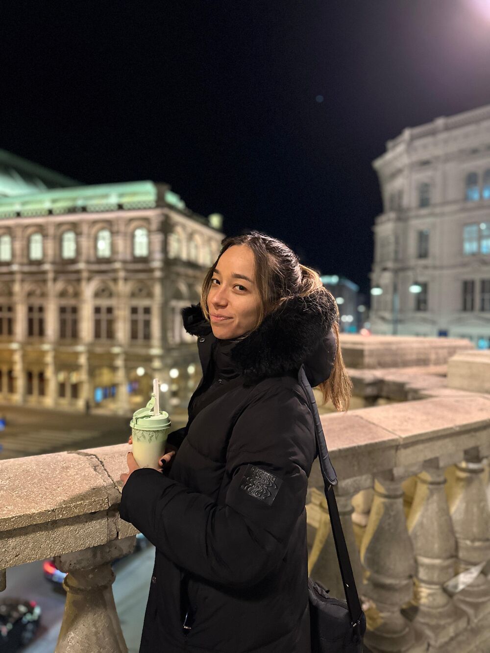 Helado frente a la Ópera de Viena de noche