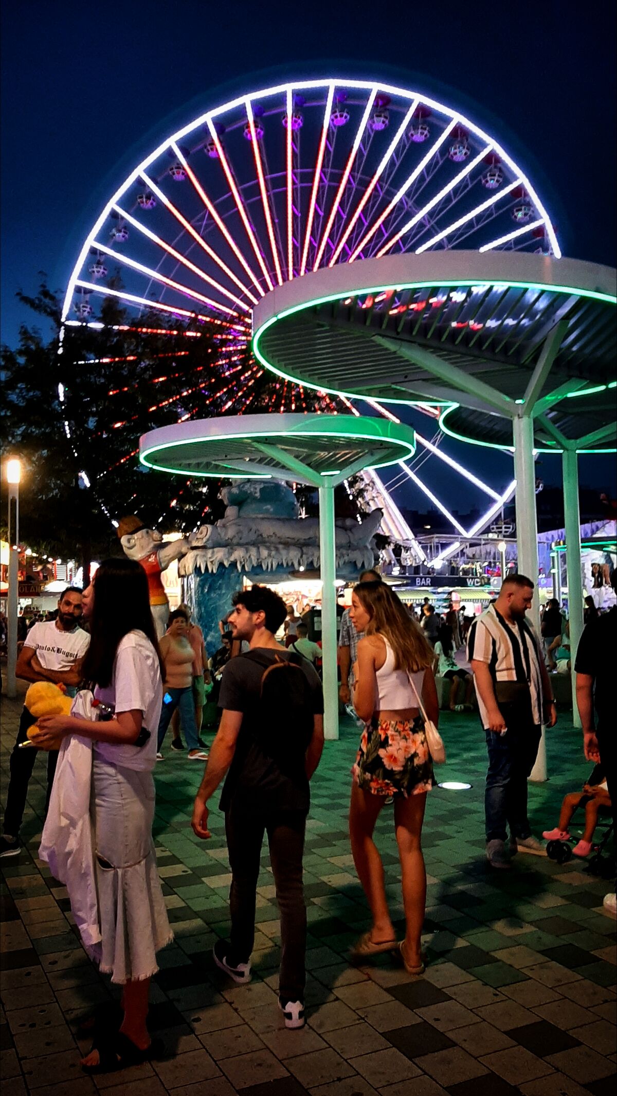 La noria del Prater de Viena iluminada por la noche